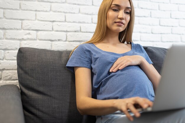 Причины боли при сидении во время беременности